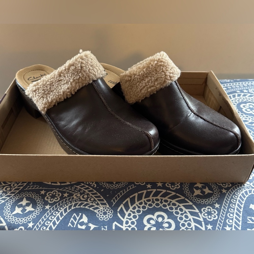 NEW Clarks Women's Preslet Grove Brown Shearling Clogs